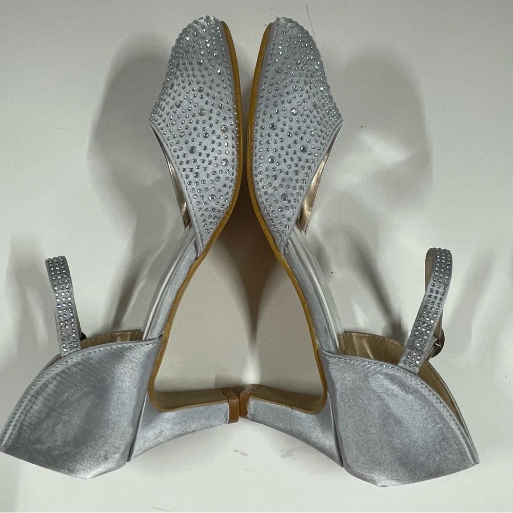 Badgley Mischka Silver Beaded Fabric Closed Toe Ankle Strap Heels Big Girls Sz 5